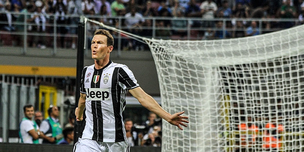 Lichtsteiner Dikabarkan ke Barcelona Lichtsteiner Dikabarkan ke Barcelona