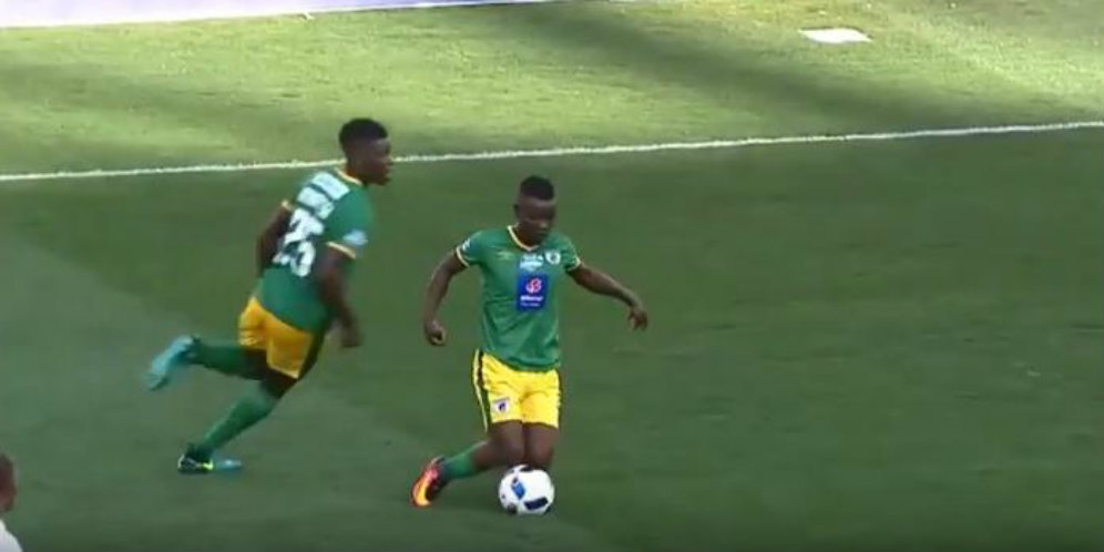 Pamer Skill Absurd Berlebihan, Pemain Ini Dikartu Kuning Pamer Skill Absurd Berlebihan, Pemain Ini Dikartu Kuning