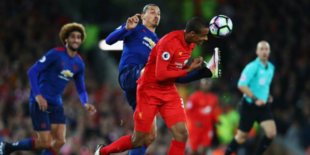 Ibrahimovic berduel dengan Matip.