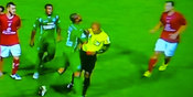 Tak Terima Dikartu Merah, Pemain Ini Jungkalkan Wasit! Tak Terima Dikartu Merah, Pemain Ini Jungkalkan Wasit!