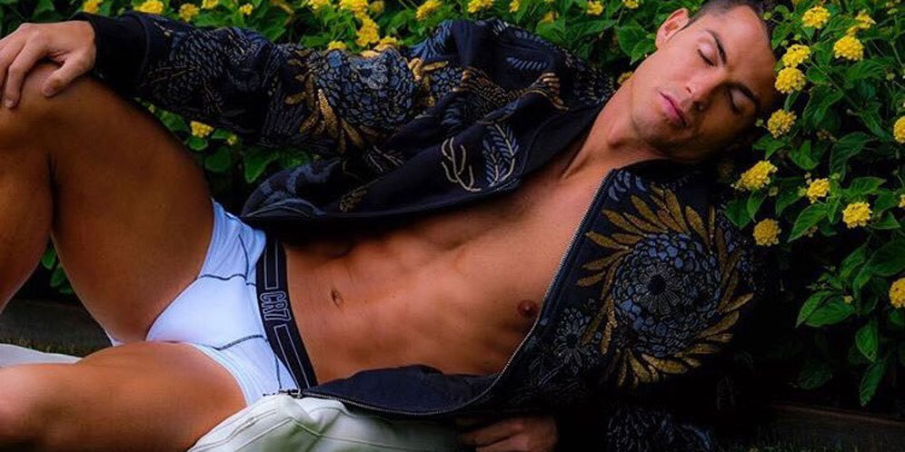 Ronaldo Tiduran di Taman Hanya Pakai Celana Dalam dan Jaket Ronaldo Tiduran di Taman Hanya Pakai Celana Dalam dan Jaket