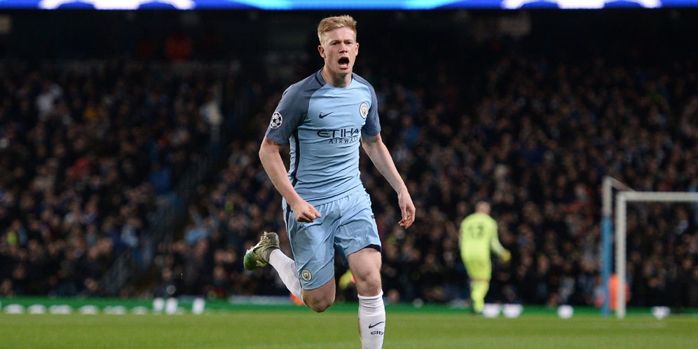 Selebrasi De Bruyne usai bobol gawang Barcelona.