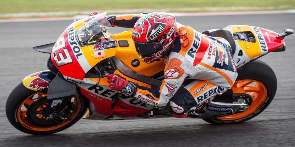 Marc Marquez Beri Helm untuk Museum Jorge Lorenzo Marc Marquez Beri Helm untuk Museum Jorge Lorenzo