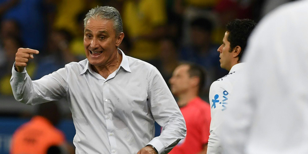 Pelatih Brasil, Tite saat memberikan instruksi.