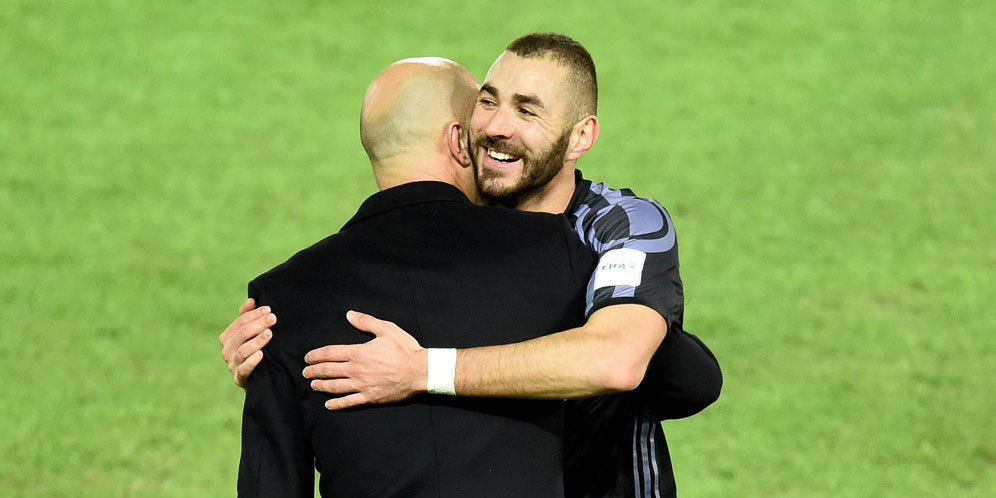 Karim Benzema memeluk Zinedine Zidane