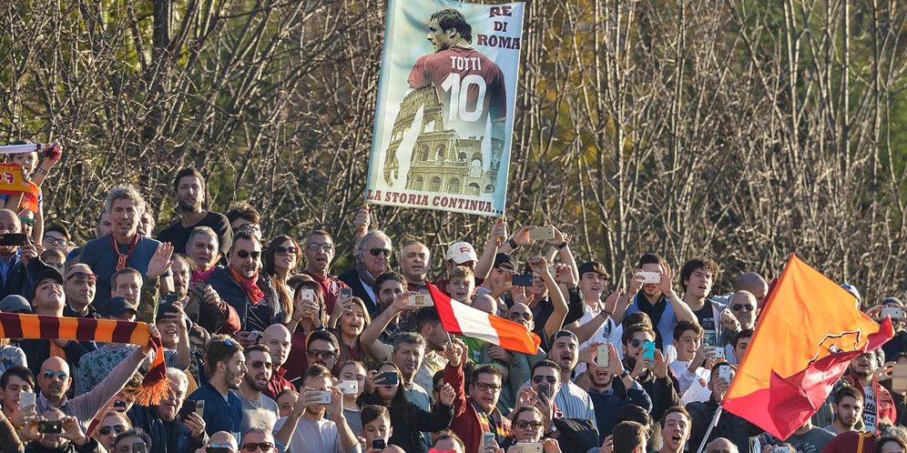 Sambutan Heroik 4000 Romanisti Usai Menang Derby Sambutan Heroik 4000 Romanisti Usai Menang Derby