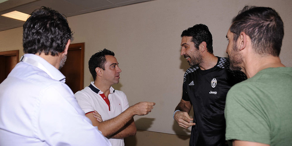 Xavi Sambut Buffon dan Kawan-kawan di Doha Xavi Sambut Buffon dan Kawan-kawan di Doha
