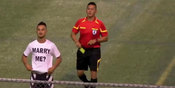 Rayakan Gol Salto Ciamik, Pemain Ini Lamar Sang Kekasih Rayakan Gol Salto Ciamik, Pemain Ini Lamar Sang Kekasih