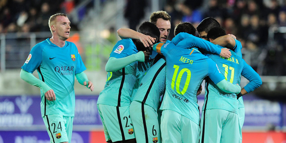 Selebrasi pemain Barcelona saat lawan Eibar.