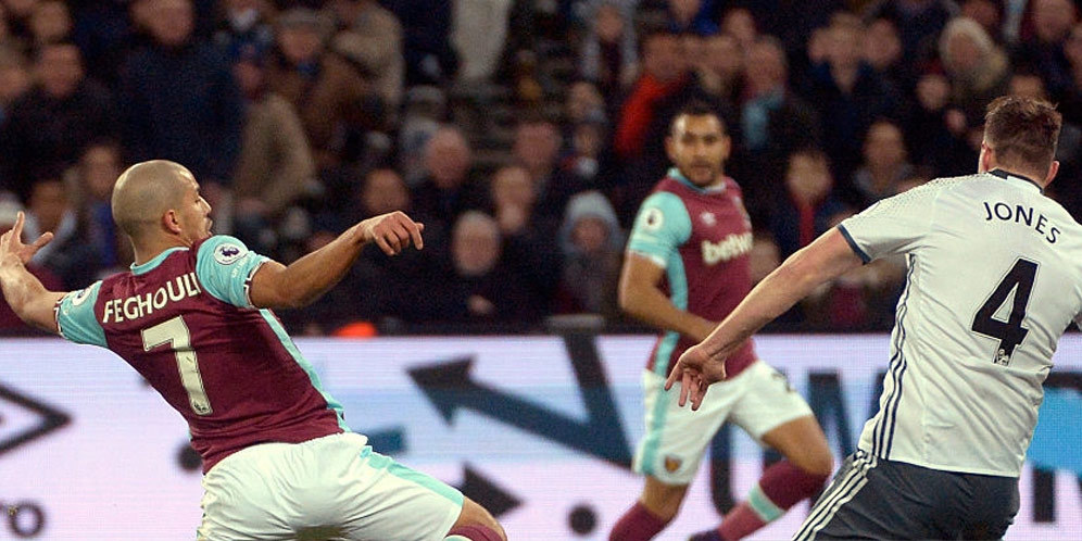 Kartu Merah Feghouli vs United, Tercepat Musim Ini
