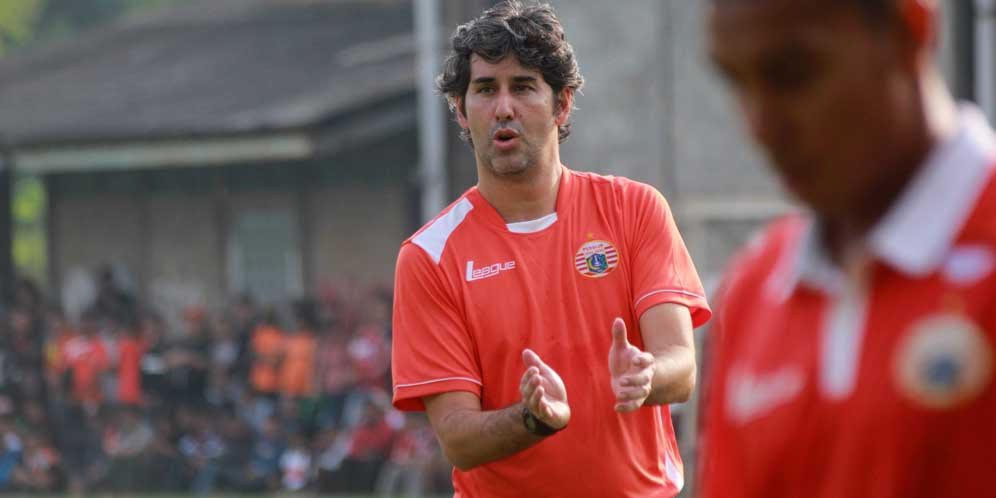 Teco Cueki Desakan Mundur dari Suporter Persija Teco Cueki Desakan Mundur dari Suporter Persija
