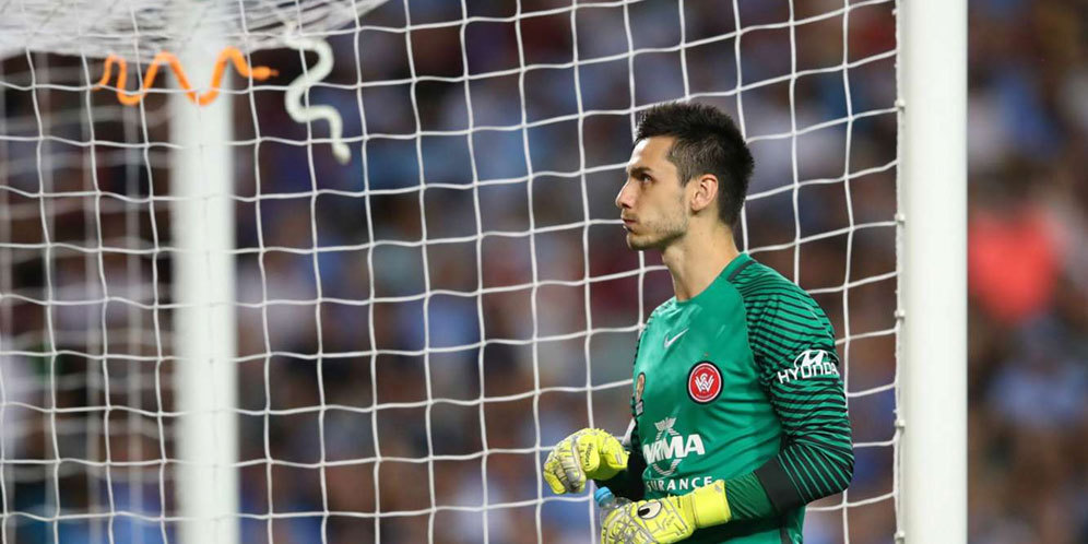 Melawat ke Markas Mantan, Kiper Ini Dihadiahi 'Ular' Melawat ke Markas Mantan, Kiper Ini Dihadiahi 'Ular'