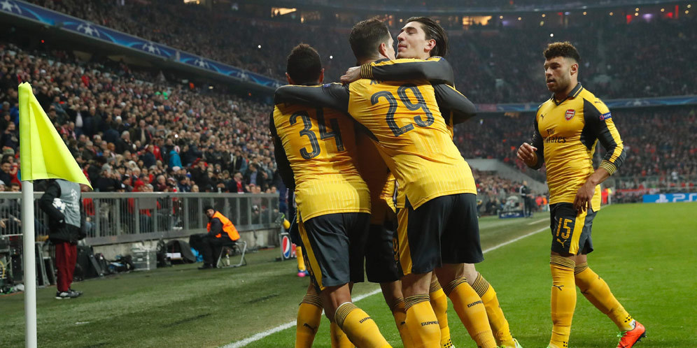 Selebrasi pemain Arsenal atas gol Sanchez.