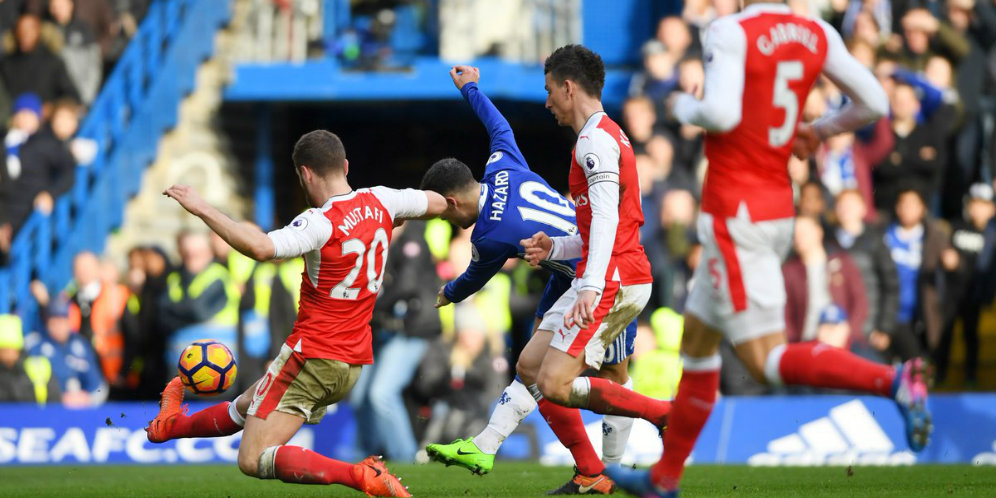 Eden Hazard bobol gawang Arsenal.