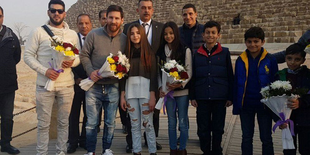 Pengawalan Gila dalam Kunjungan Messi ke Mesir Pengawalan Gila dalam Kunjungan Messi ke Mesir