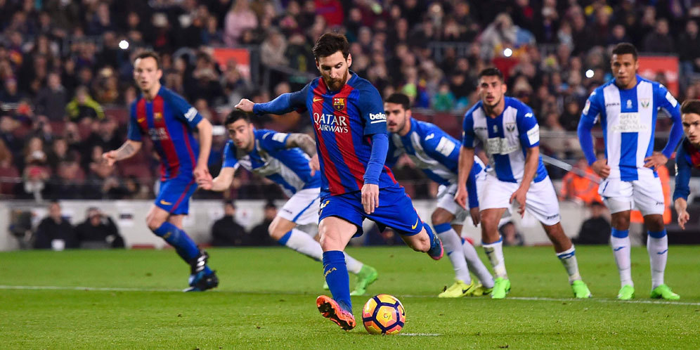 Lionel Messi mengeksekusi penalti