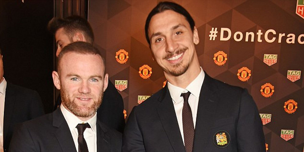 Zlatan dan Rooney Potong Keju Raksasa di Markas MU, Ada Apa? Zlatan dan Rooney Potong Keju Raksasa di Markas MU, Ada Apa?