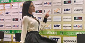 Bicara Cristiano Ronaldo, Celana Dalam Presenter Seksi Ini Kelihatan!