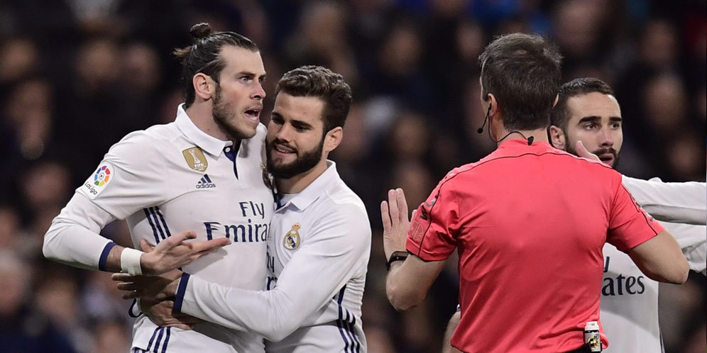 Gareth Bale coba ditenangkan Nacho.
