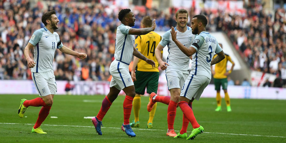 Pemain Inggris rayakan gol Defoe