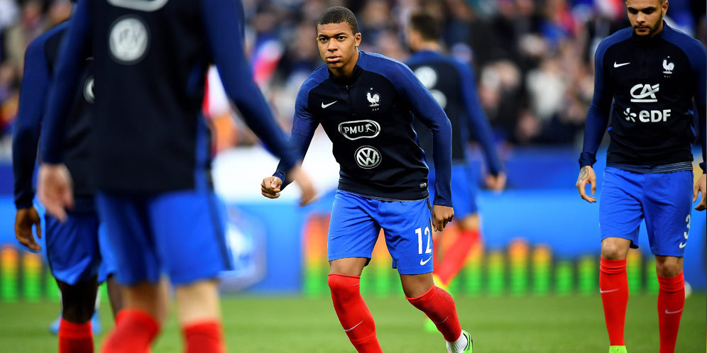 Video: Gerard Pique Coba Ajak Mbappe Tukar Jersey Video: Gerard Pique Coba Ajak Mbappe Tukar Jersey