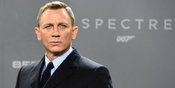 Video: Aktor James Bond Ikut Nyanyikan YNWA Video: Aktor James Bond Ikut Nyanyikan YNWA
