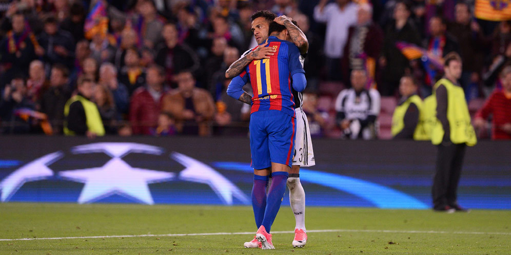 Ini Bisikan Dani Alves Saat Tenangkan Neymar Yang Menangis Ini Bisikan Dani Alves Saat Tenangkan Neymar Yang Menangis