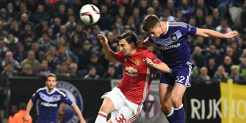 Sundulan Leander Dendoncker merobek gawang Manchester United