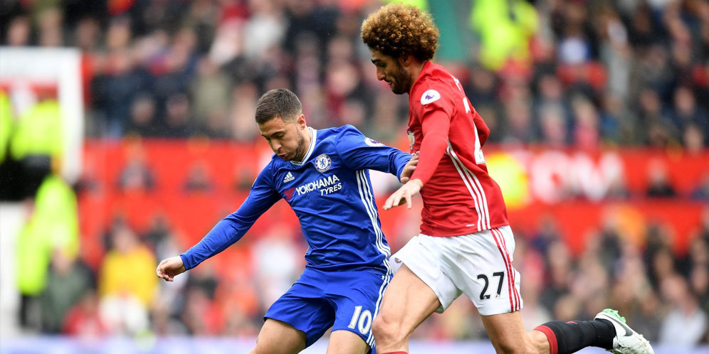 Hazard diganggu Fellaini.