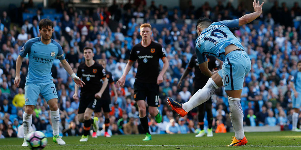 Sergio Aguero Mencetak Gol Ke Gawang Hull City