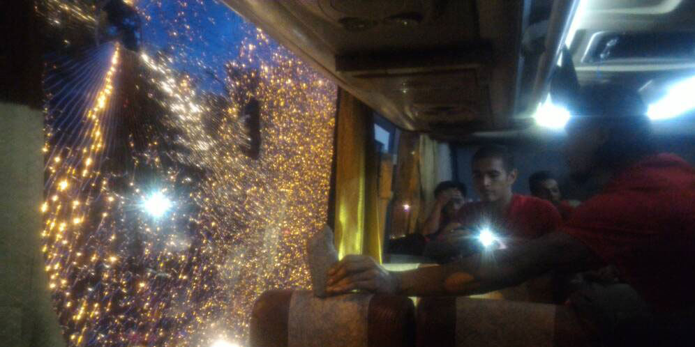 Bus Semen Padang Dilempar, Pemain Alami Luka Serius di Kepala Bus Semen Padang Dilempar, Pemain Alami Luka Serius di Kepala