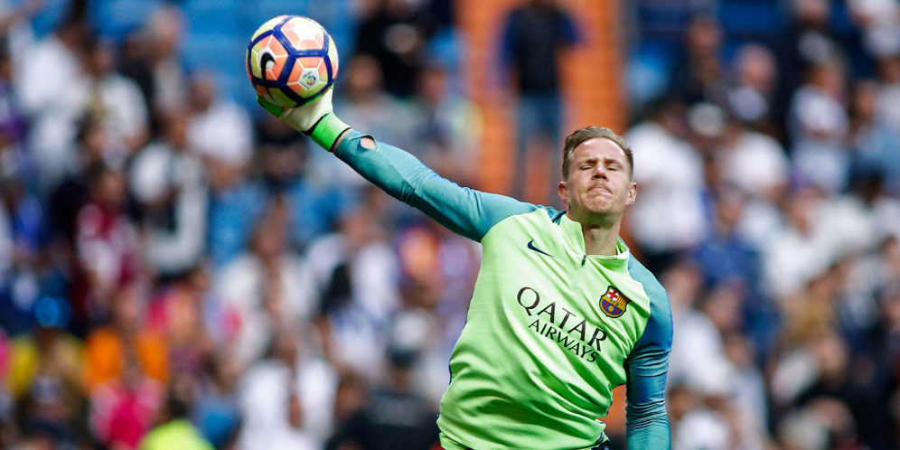 Ter Stegen saat pemanasan di Bernabeu.