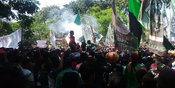 Ribuan Bonek Duduki Kantor Persebaya Ribuan Bonek Duduki Kantor Persebaya