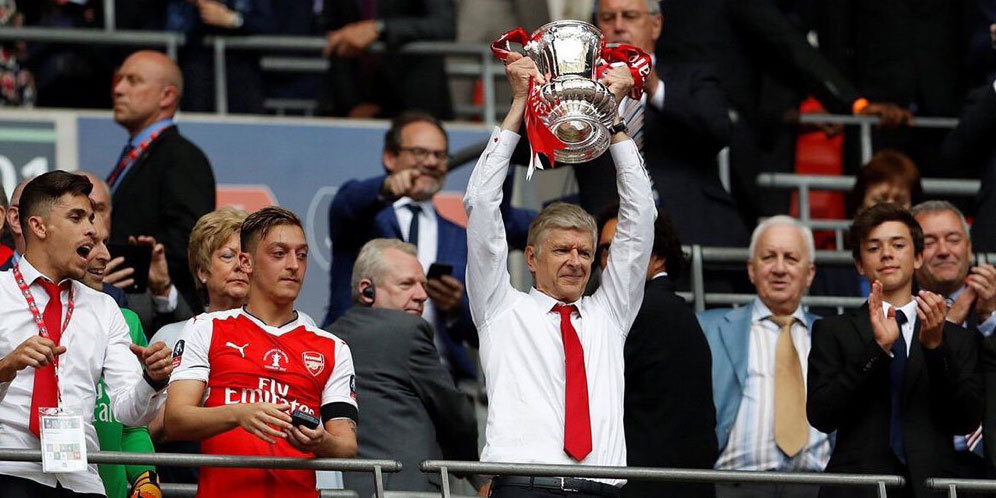 Arsene Wenger Mengangkat Trofi FA Cup