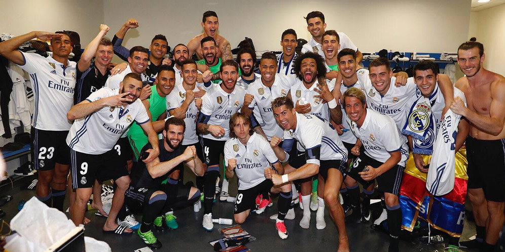 Pemain Real Madrid rayakan juara di ruang ganti.