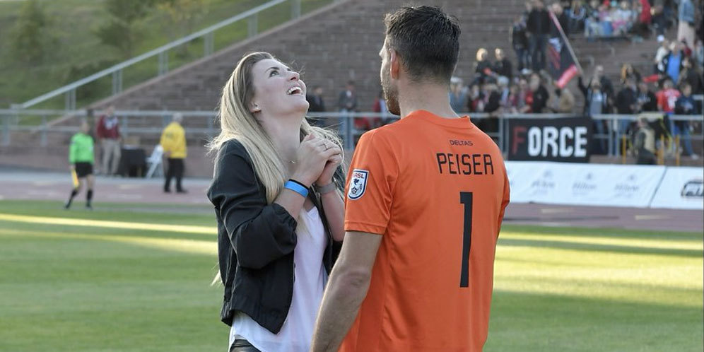 Kiper Ini Lamar Sang Pacar Sesaat Sebelum Kick-off Kiper Ini Lamar Sang Pacar Sesaat Sebelum Kick-off