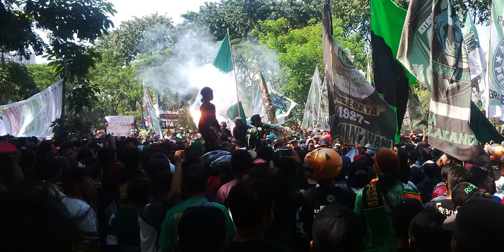 Ribuan Bonek Duduki Kantor Persebaya Ribuan Bonek Duduki Kantor Persebaya