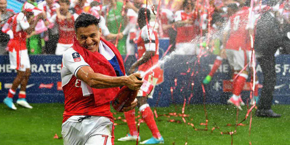 Alexis Sanchez Merayakan Trofi FA Cup