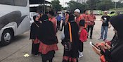 Pakai Baju Oranye, Rombongan Umrah Wali Kota Bogor Jadi Korban Lemparan Batu Pakai Baju Oranye, Rombongan Umrah Wali Kota Bogor Jadi Korban Lemparan Batu