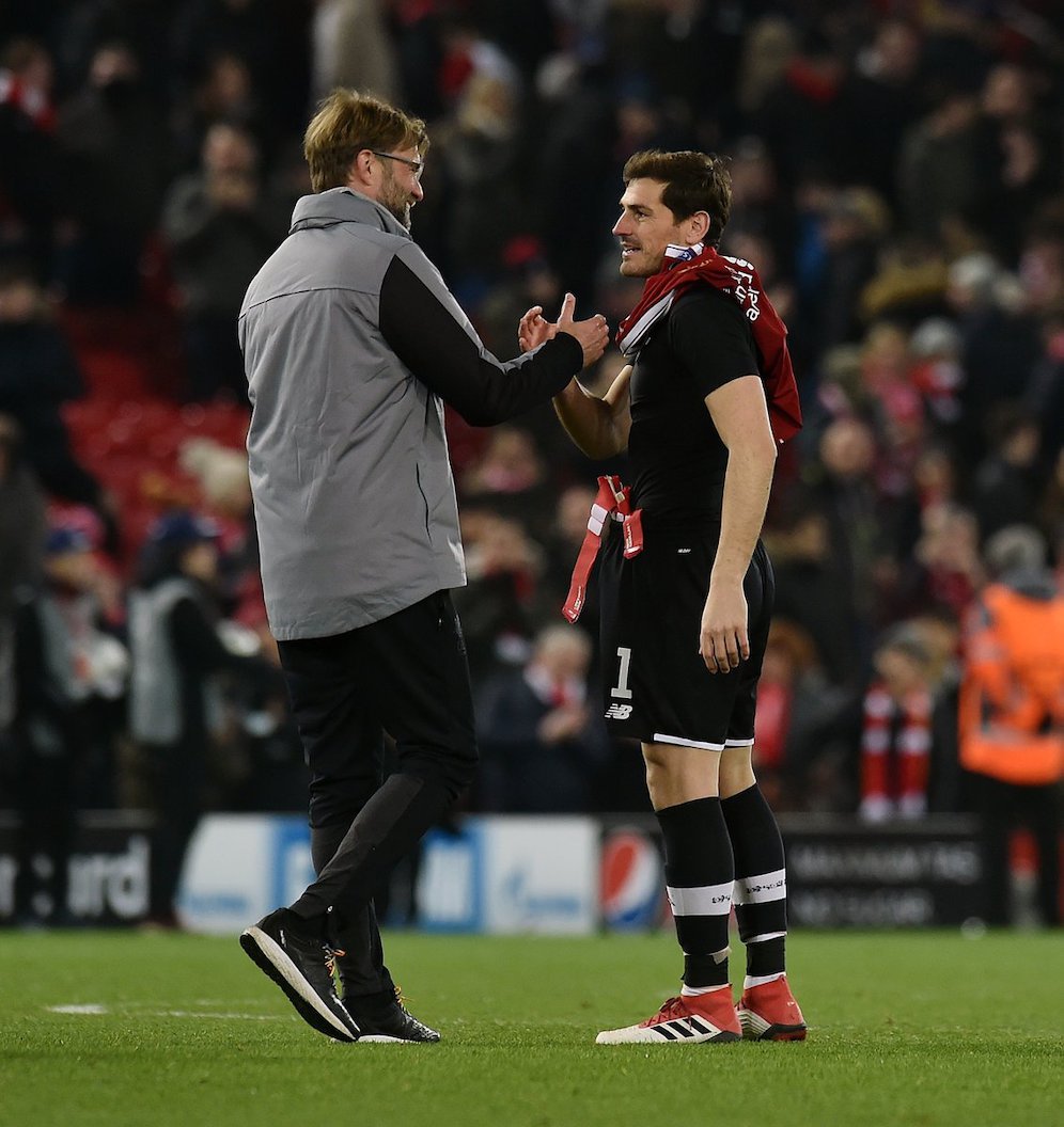 Jurgen Klopp bersalaman dengan Iker Casillas.