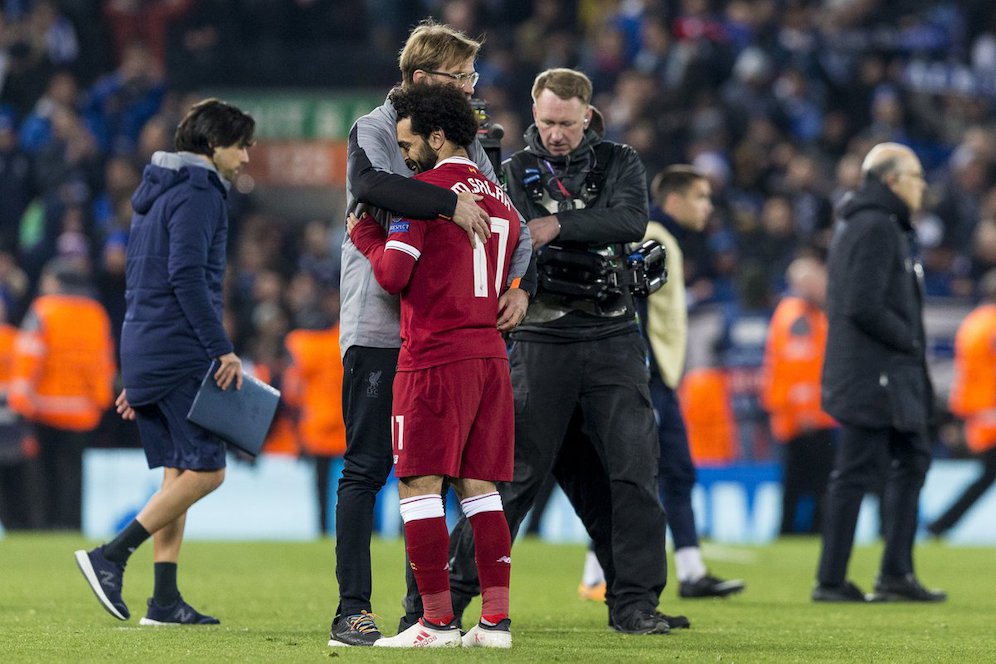 Jurgen Klopp memeluk Mohamed Salah usai laga.