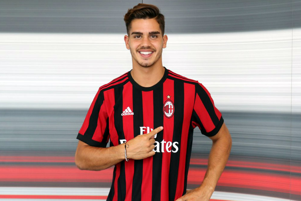 Milan Terpuruk, Napoli Siap Selamatkan Karir Andre Silva Milan Terpuruk, Napoli Siap Selamatkan Karir Andre Silva
