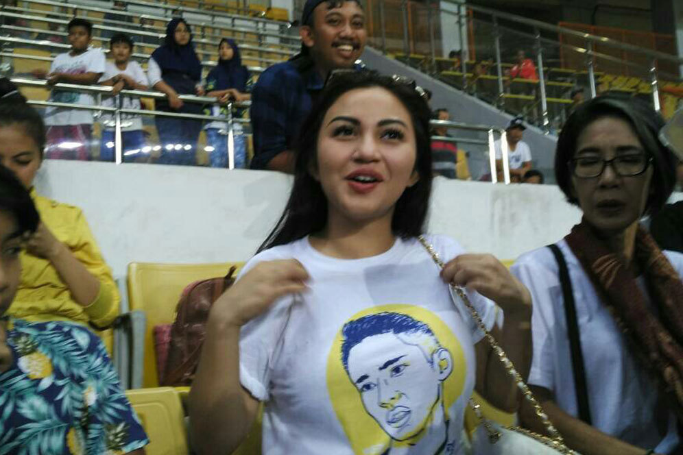 Romantis, Ariel Tatum Dukung Ryuji dengan Kaos Khusus Romantis, Ariel Tatum Dukung Ryuji dengan Kaos Khusus