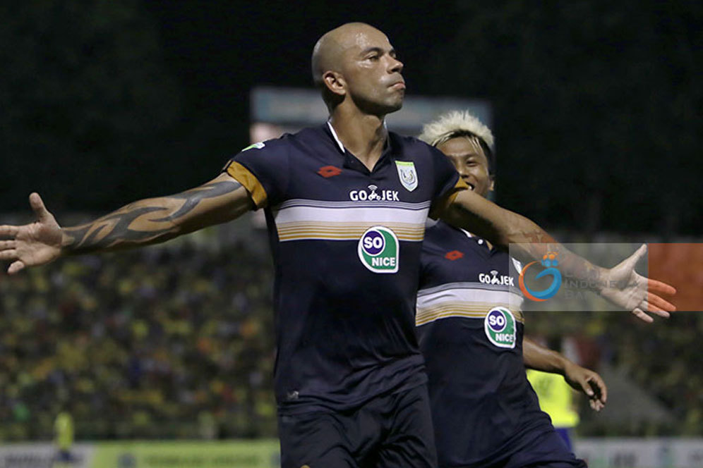 Aji Santoso Bicara Peluang Ivan Carlos Kembali Merumput Aji Santoso Bicara Peluang Ivan Carlos Kembali Merumput