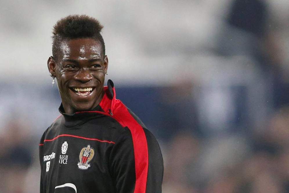 Balotelli Ledek Suporter Manchester City dan Liverpool Balotelli Ledek Suporter Manchester City dan Liverpool