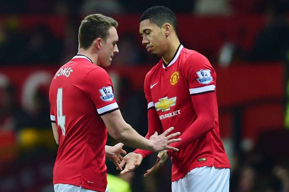 Tak Cuma Smalling, Wenger Juga Minati Phil Jones Tak Cuma Smalling, Wenger Juga Minati Phil Jones