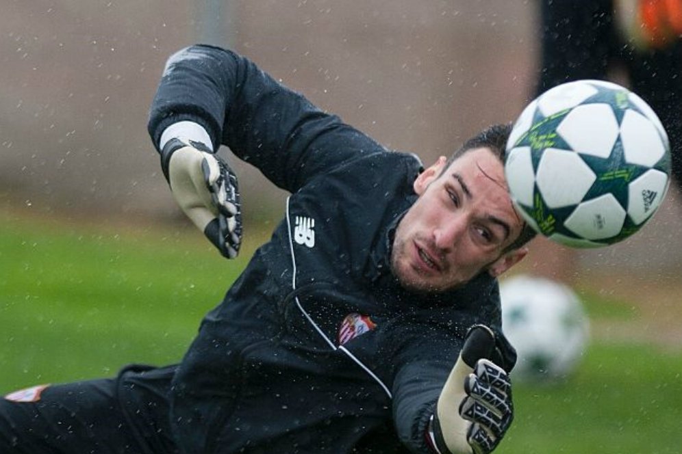 Liverpool Siapkan 12 Juta Euro untuk Kiper Sevilla