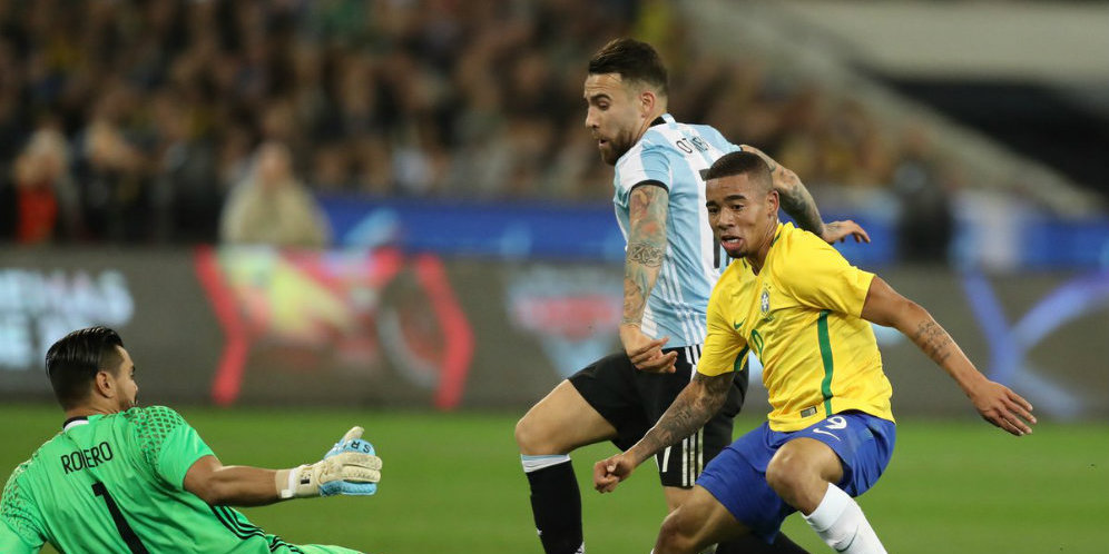 Jesus coba lewati hadangan Romero dan Otamendi