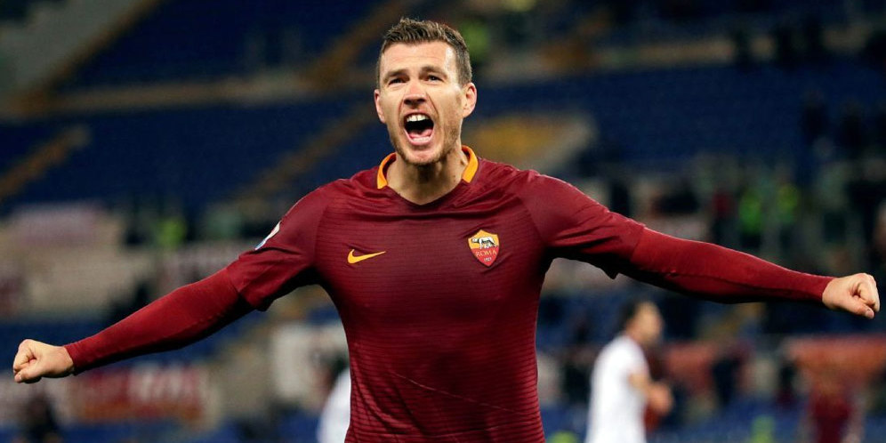 Edin Dzeko (c) AFP
