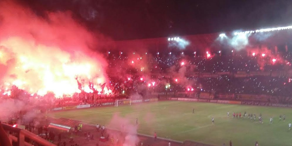 Aksi Bonek saat mendukung Persebaya bermain.